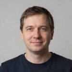 Довольный клиент Алексей М. после получения займа на автомобиль в Р-Ломбард Такси