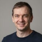 Улыбающийся клиент Дмитрий после получения займа на автомобиль в Р-Ломбард Такси